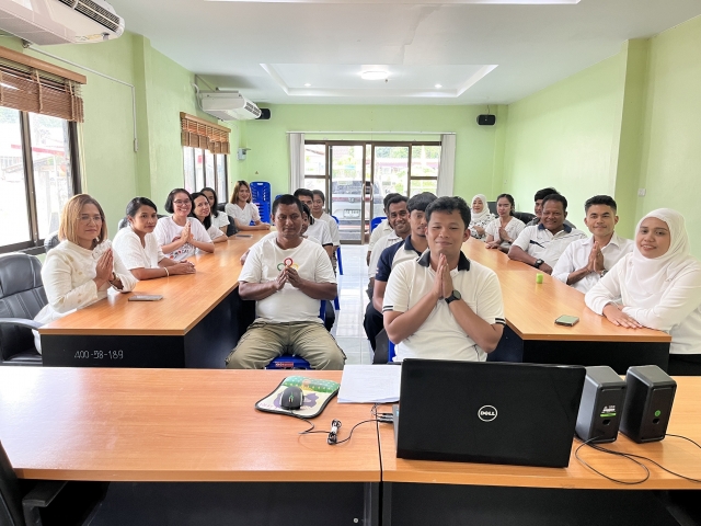 ร่วมพิธีเจริญพระพุทธมนต์